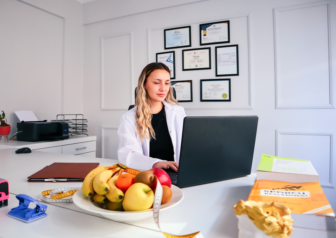 Equipa profissional em consulta de nutrição